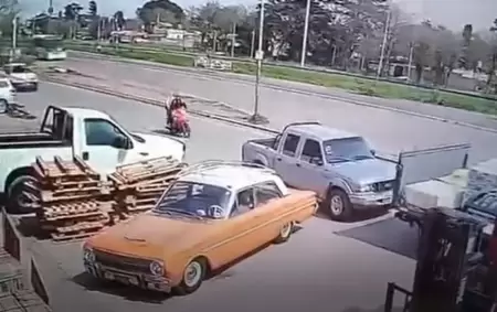 Segundo antes de la tragedia: la camioneta abrir la puerta, golpear a la moto y una mujer polica que iba arriba terminar bajo un colectivo.