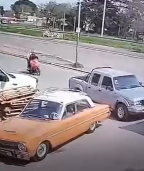 Segundo antes de la tragedia: la camioneta abrir la puerta, golpear a la moto y una mujer polica que iba arriba terminar bajo un colectivo.