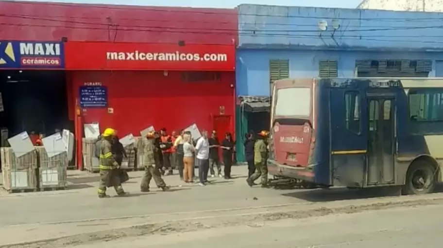 Un colectivo de la 504 atropell a una moto que haba sido golpeada por la puerta de una camioneta en Merlo.