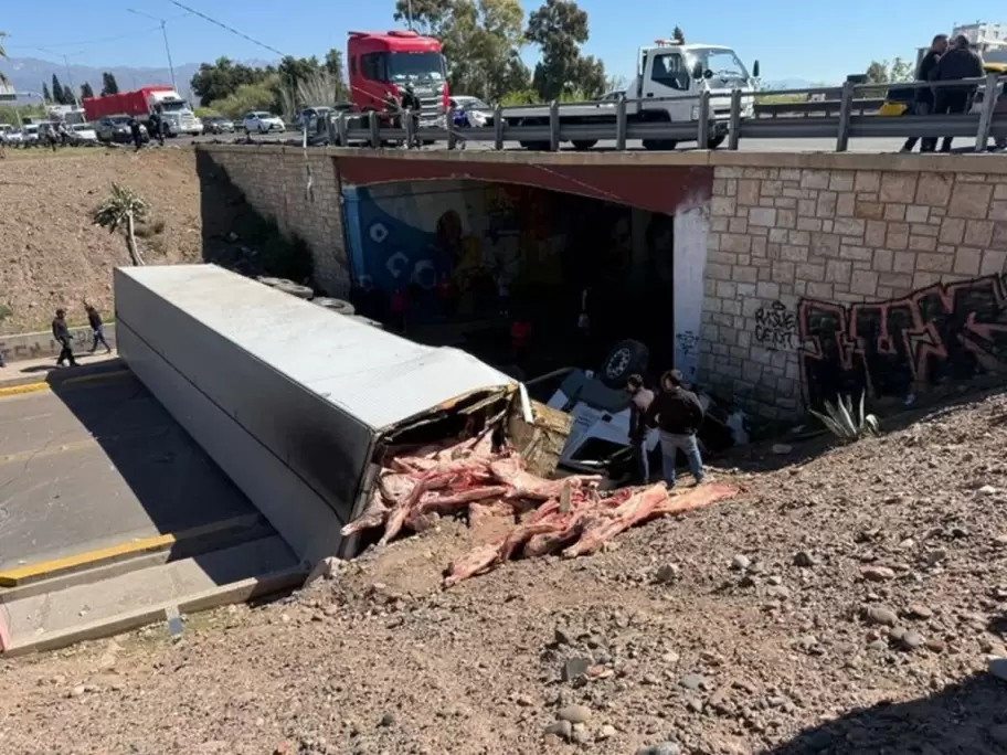 As qued el camin que volc en Guaymalln