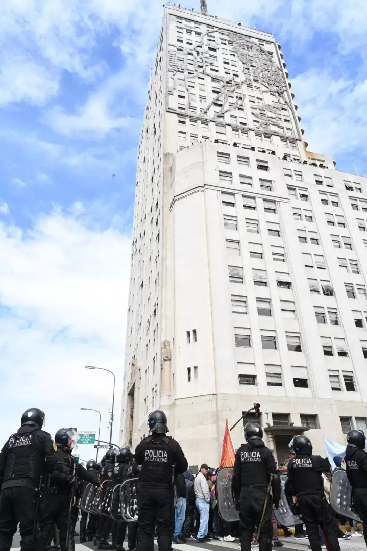 Organizaciones sociales concentran frente a Capital Humano