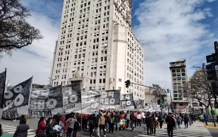 Organizaciones sociales concentran frente a Capital Humano