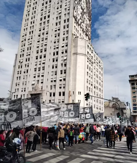 Organizaciones sociales concentran frente a Capital Humano