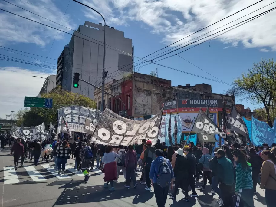 Organizaciones sociales concentran frente a Capital Humano