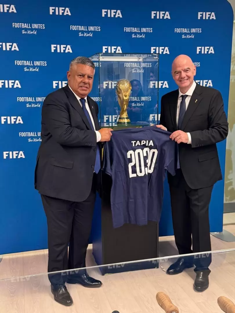 Chiqui Tapia junto al presidente de la FIFA, Gianni Infantino