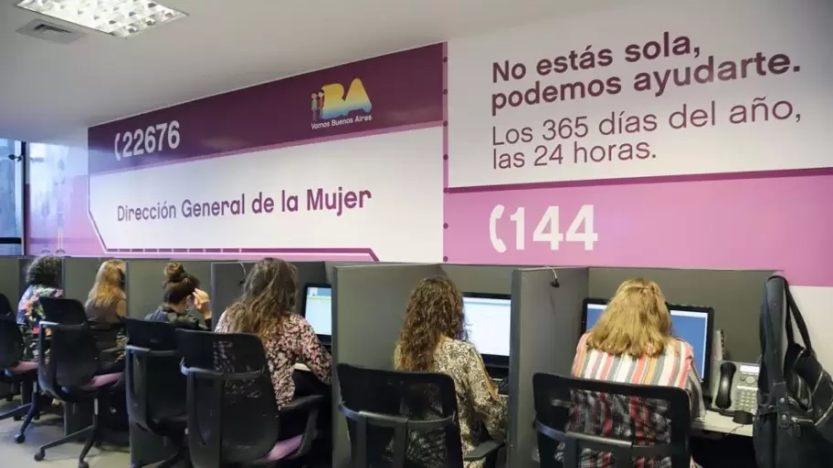 La lnea 144, que brinda atencin, contencin y asesoramiento gratuito las 24 horas, los 365 das del ao