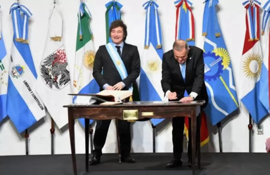 Milei y Jaldo durante la firma del Pacto de Mayo en la Casa Histrica