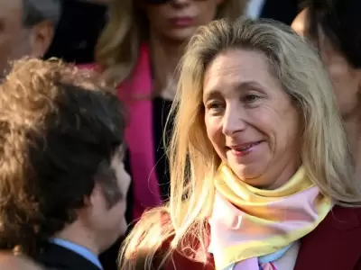 Karina mira con ternura a su hermano Javier Milei