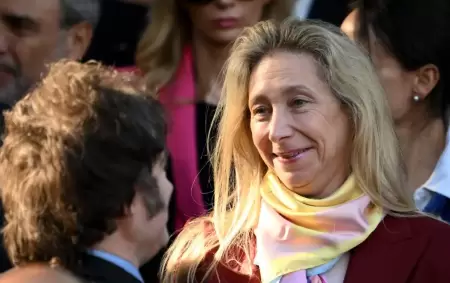 Karina mira con ternura a su hermano Javier Milei