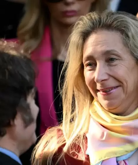 Karina mira con ternura a su hermano Javier Milei