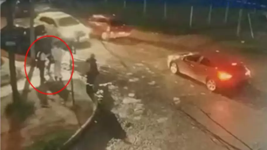 Momentos previos a que las chicas subieran a la camioneta