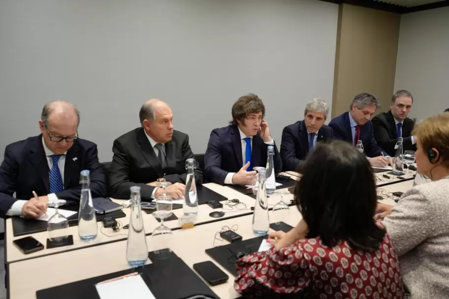 Javier Milei y su gabinete en la reunión con el FMI de Kristalina Georgieva