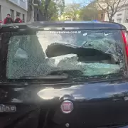 Maana de tensin en la puerta de Radio 10: una mujer destroz con un palo de hockey los autos de Gustavo Sylvestre y Gabriela Radice