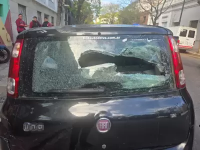 Una mujer desat su furia con un palo de hockey en la puerta de Radio 10