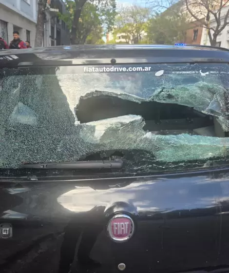 Una mujer desat su furia con un palo de hockey en la puerta de Radio 10