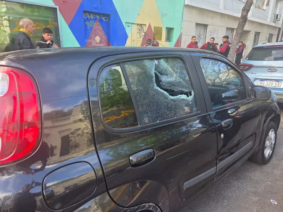 Una mujer desat su furia con un palo de hockey en la puerta de Radio 10