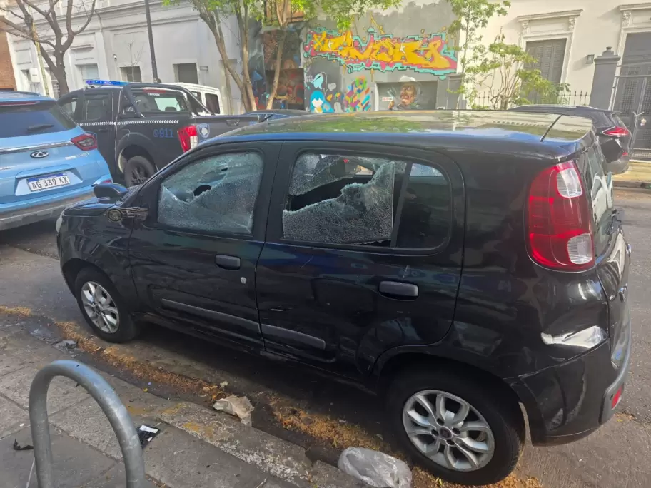 Una mujer desat su furia con un palo de hockey en la puerta de Radio 10