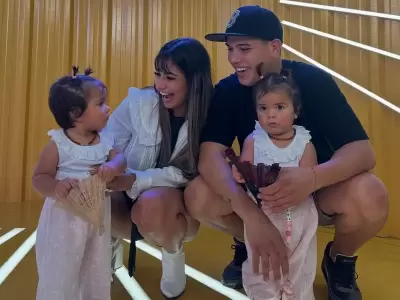Daniela Celis y su familia con Thiago Medina