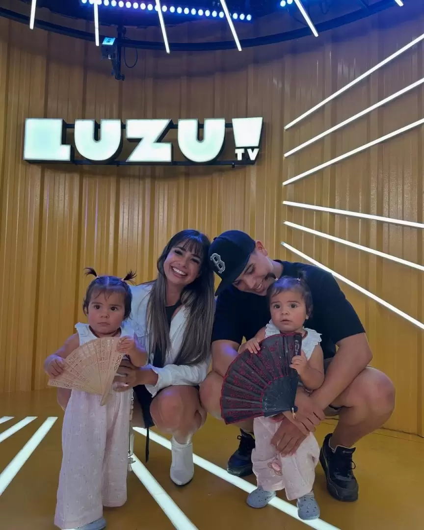 Daniela Celis y su familia con Thiago Medina