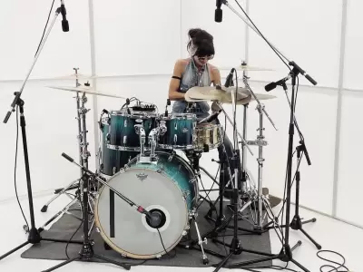 Mikki Lusardi es la conductora de Soundtrash