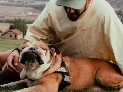 Lewis Hamilton y su perro Roscoe