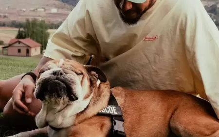 Lewis Hamilton y su perro Roscoe