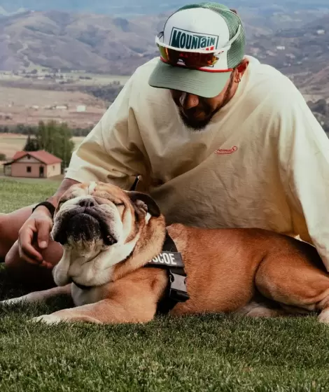 Lewis Hamilton y su perro Roscoe