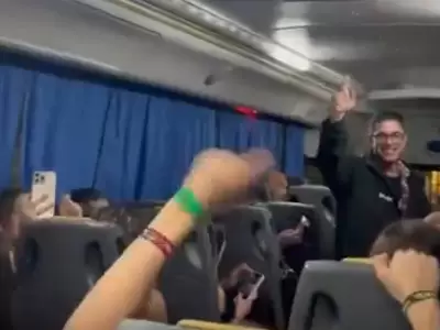 Una escena en la cual se ve al coordinador de la empresa Baxxter sumarse a los cnticos antisemitas de los egresados de la Escuela Humanos.