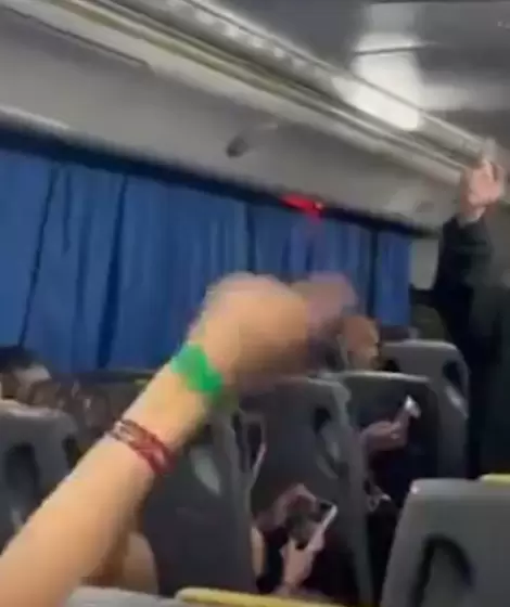 Una escena en la cual se ve al coordinador de la empresa Baxxter sumarse a los cnticos antisemitas de los egresados de la Escuela Humanos.