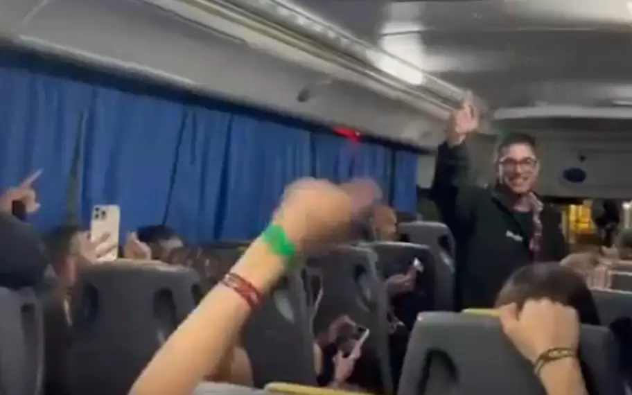 Una escena en la cual se ve al coordinador de la empresa Baxxter sumarse a los cánticos antisemitas de los egresados de la Escuela Humanos.