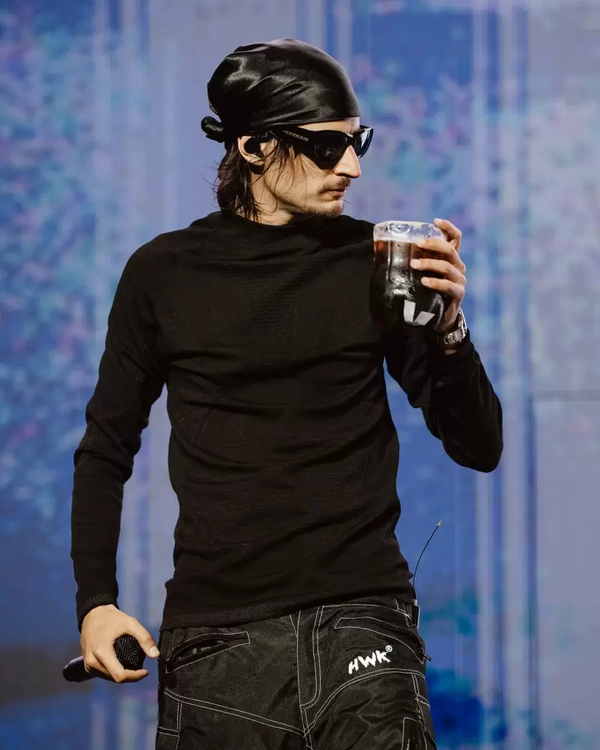 En medio del show, Danny tom fernet en un viajero