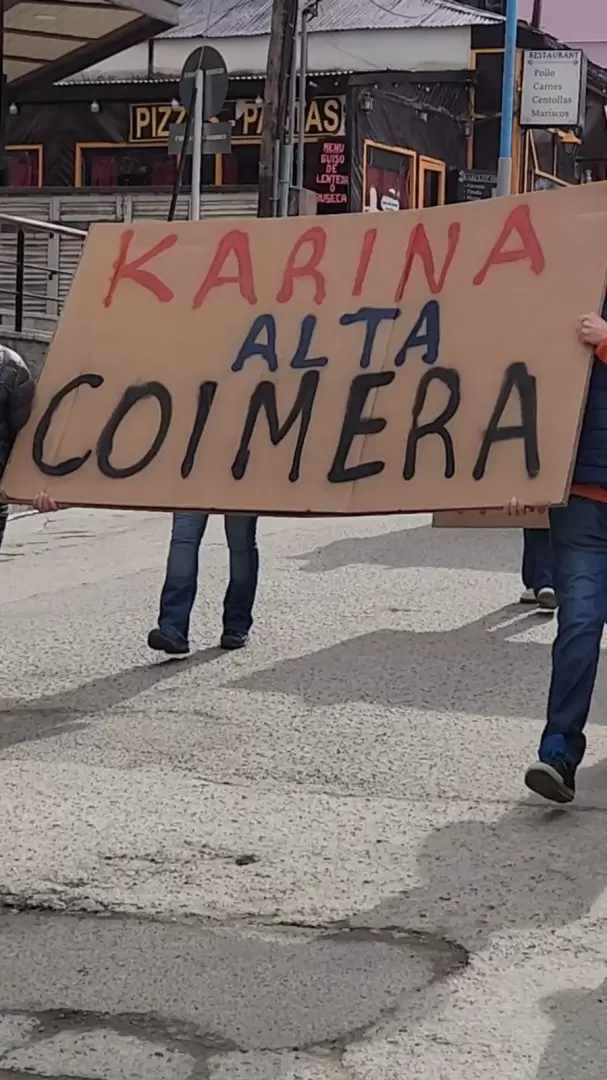 Uno de los carteles con los que recibieron a Milei en Ushuaia