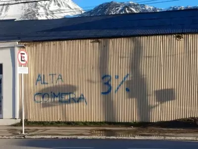 Uno de los carteles que recibi a Milei en Ushuaia