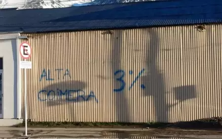 Uno de los carteles que recibi a Milei en Ushuaia