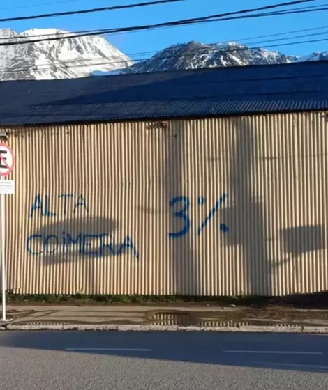 Uno de los carteles que recibi a Milei en Ushuaia