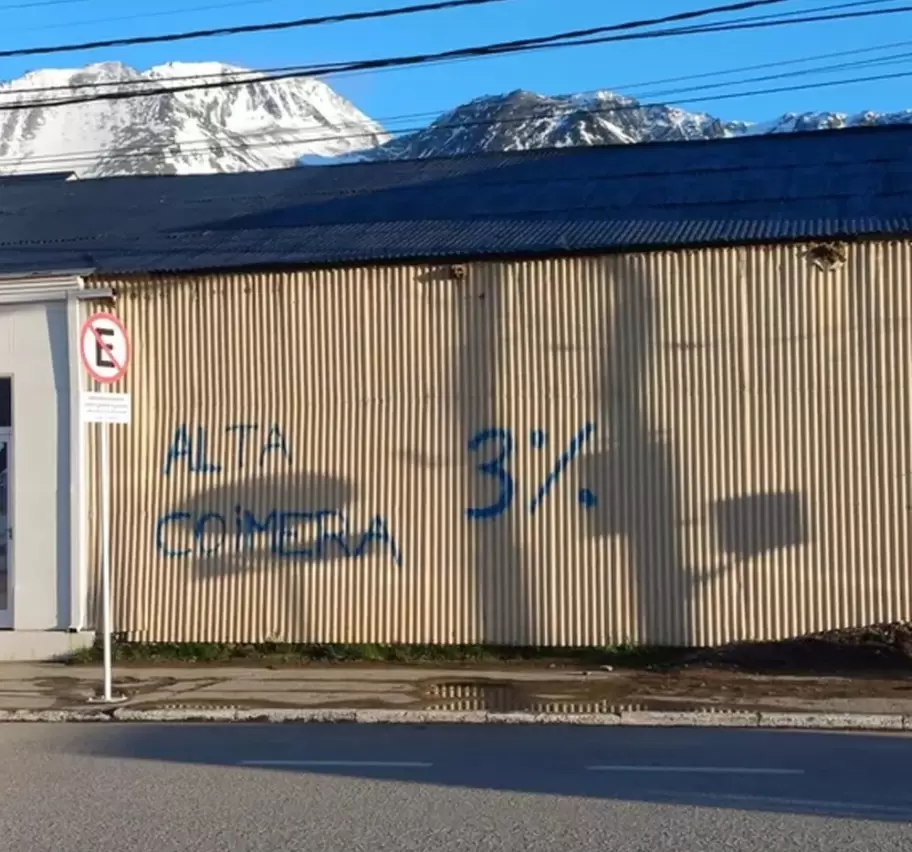 Uno de los carteles que recibi a Milei en Ushuaia