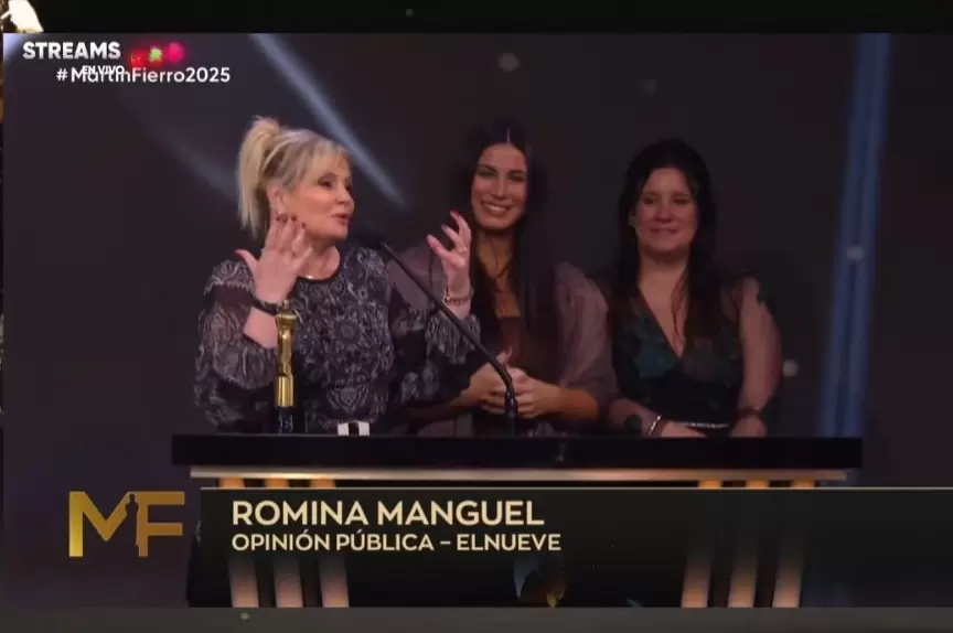 Romina Manguel recibiendo el Martn Fierro junto a Lola y Brbara Lanata