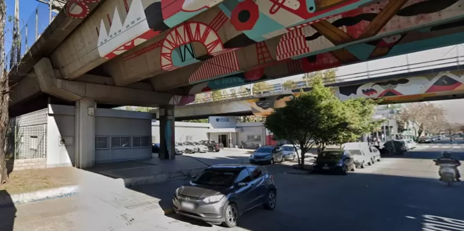 Una nota manuscrita, depositada de manera anónima en la guardia de una comisaría porteña