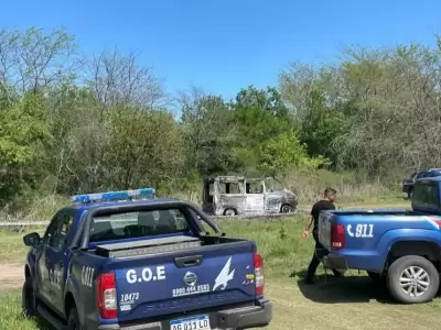 La Renault Trafic blanca fue encontrada completamente incendiada con huesos calcinados en su interior.