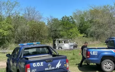 La Renault Trafic blanca fue encontrada completamente incendiada con huesos calcinados en su interior.