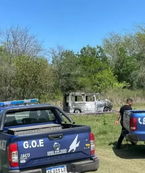 La Renault Trafic blanca fue encontrada completamente incendiada con huesos calcinados en su interior.