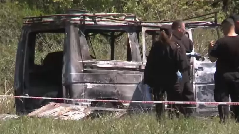La Renault Trafic blanca fue encontrada completamente incendiada con huesos calcinados en su interior.
