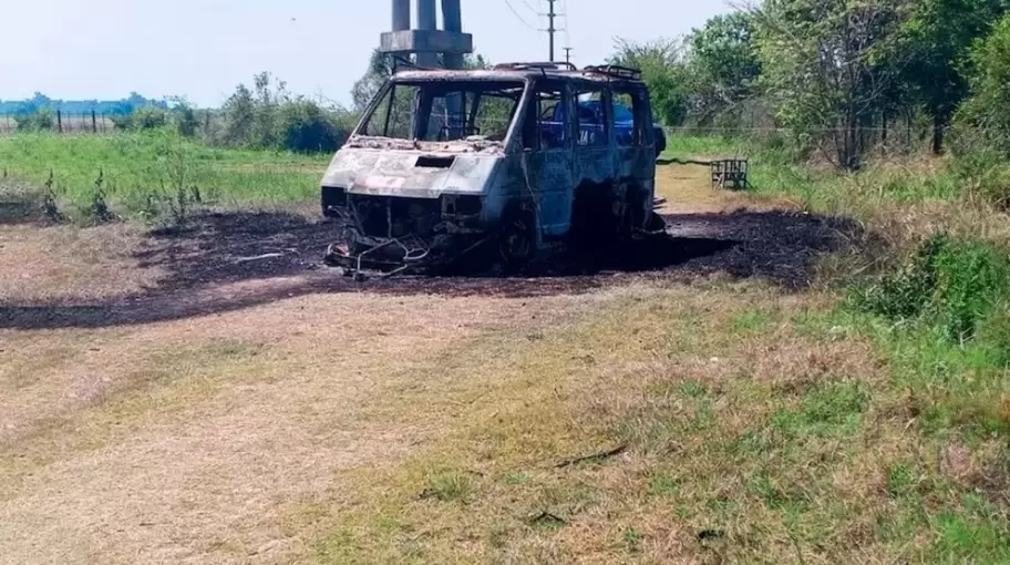 La Renault Trafic blanca fue encontrada completamente incendiada con huesos calcinados en su interior.