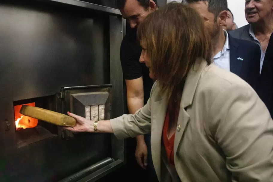 Patricia Bullrich, ministra de seguridad, jura destruir el narcotrfico pero un "lder narco" se escap por las fronteras a pie.