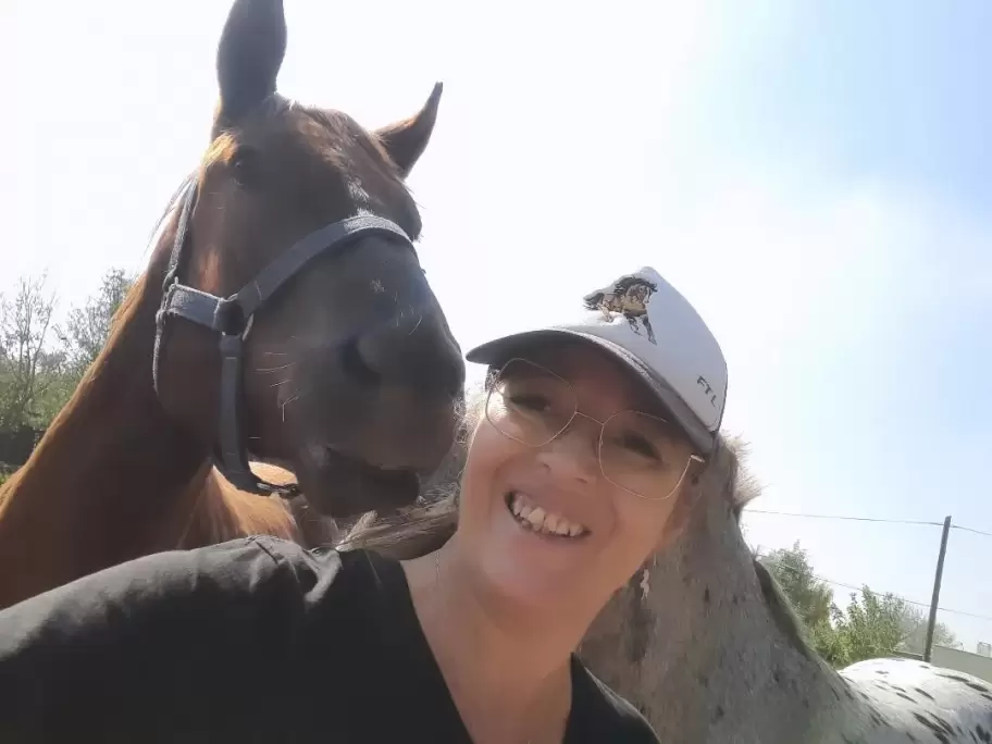 Gretel Monserrat en plena funcin de cuidado de los caballos de la fundacin Bio Animalis.