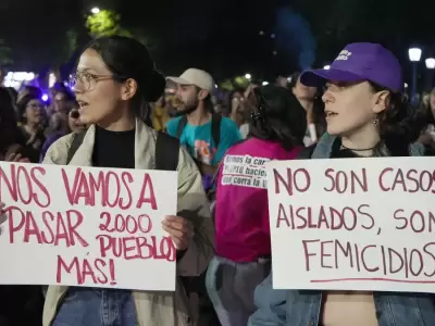 "Nos vamos a pasar 200 pueblos m�s", un cartel en la marcha del triple femicidio en Florencio Varela