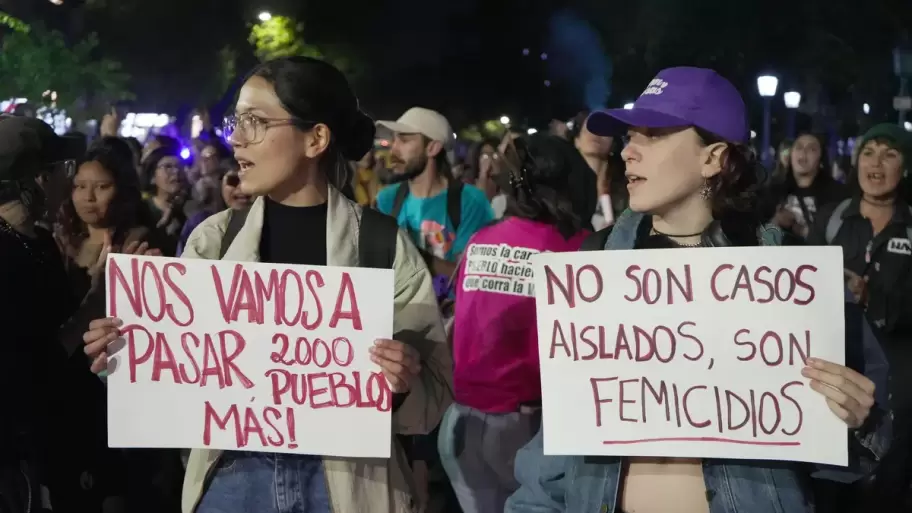 "Nos vamos a pasar 200 pueblos más", un cartel en la marcha del triple femicidio en Florencio Varela