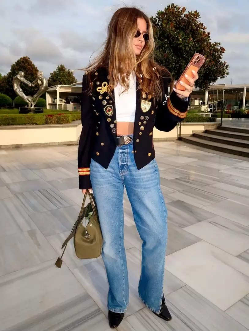 La China Suárez presume su look en conjunto con su nuevo celular