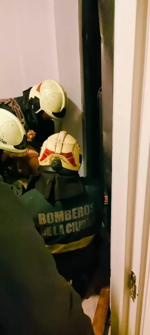 Los bomberos trabajaron en liberar del ascensor colapsado a los nueve jvenes atrapados.