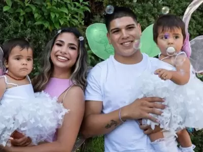 Daniela Celis y Thiago Medina junto a sus hijas, Laia y Aim